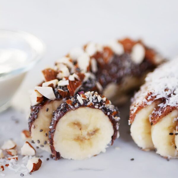 Banansushi med naturell yoghurt.
