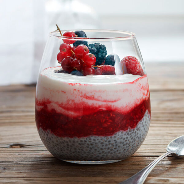 Chiapudding med färska bär.