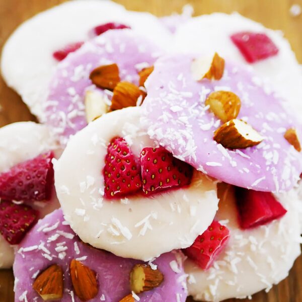 Fryst yoghurt med kokos- och jordgubbstopping.