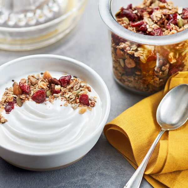 Hemgjord granola med bär, nötter och frukt.