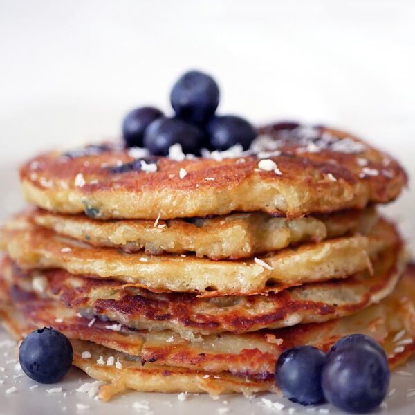 Yoghurtpannkakor med blåbär.