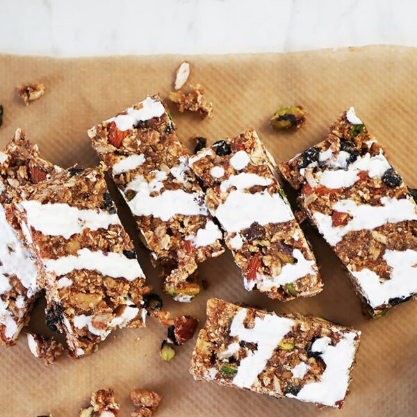 Blåbärsbars med nötter och yoghurttopping.