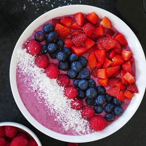 Frukostsmoothie med äpple, hallon och kokos.