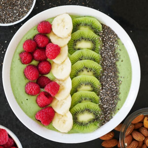 Smoothiebowl med avokado, grönkål och citron.