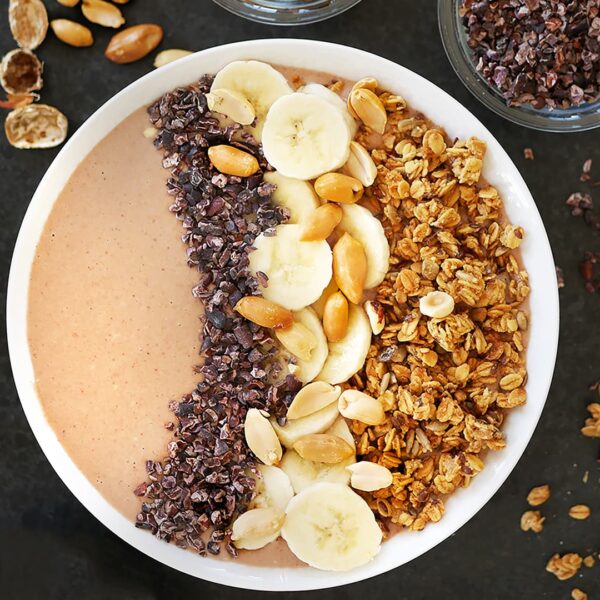 Smoothiebowl med banan, jordnötssmör och maca.