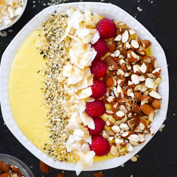 Smoothiebowl med mango, ananas och banan.
