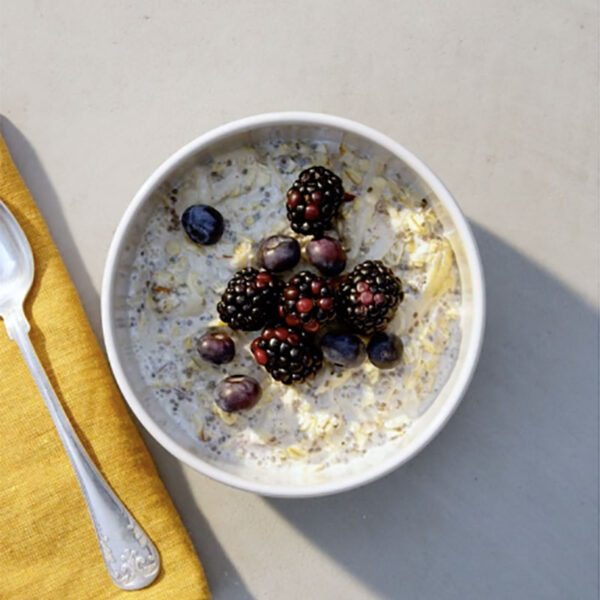 Overnight oats med acai, yoghurt och jordnötssmör.