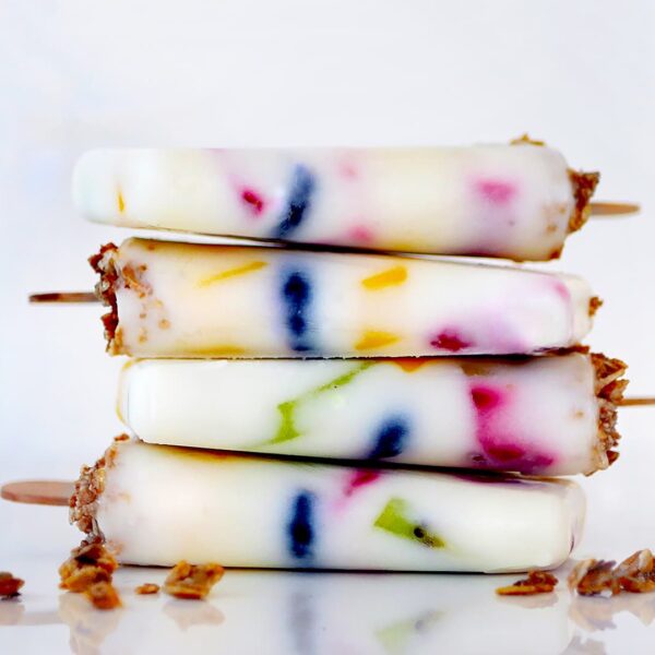 Yoghurtglass med granola och frukt.